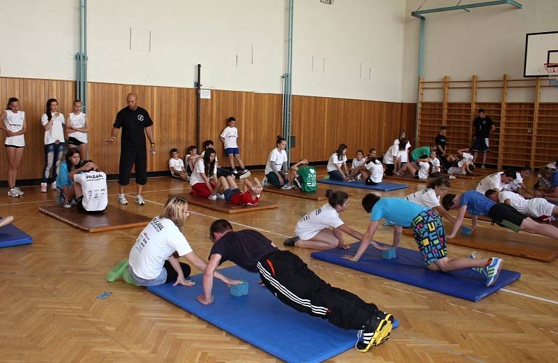 Pod dohledem bývalých českých reprezentantů a účastníků olympiády, Šárky Kašpárkové a Gejzy Valenty a trenéra Michala Pogányho, se konalo v úterý na Základní škole Prokopa Diviše v Příměticích okresní kolo Odznaku všestrannosti olympijských vítězů.