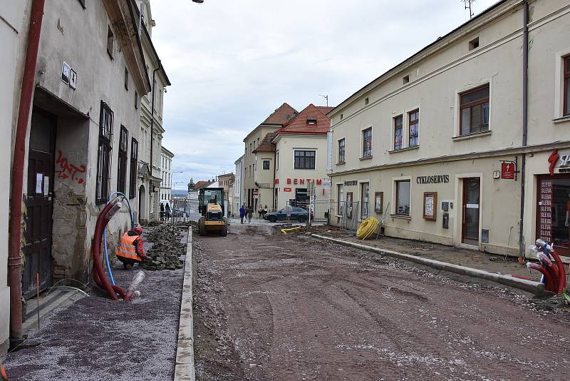 Nové chodníky, komunikace i veřejné osvětlení. Znojemští investují do oprav přes čtyřicet milionů korun. Na snímku Horní Česká.