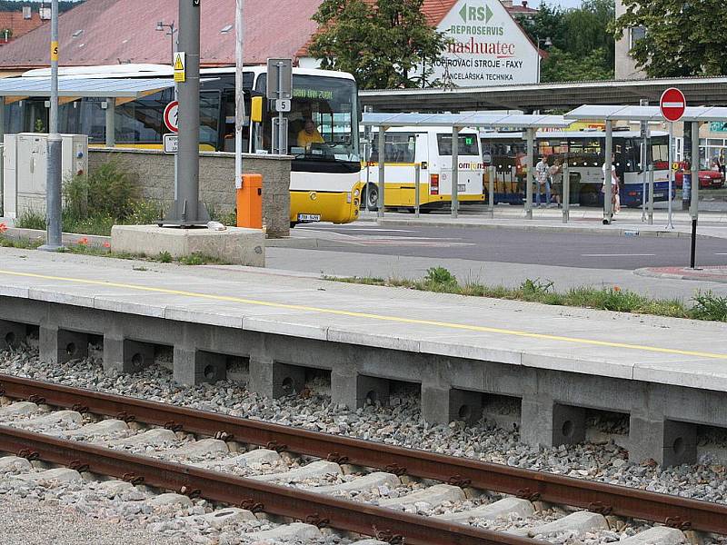 Osiřelá nástupiště na znojemském vlakovém nádraží.