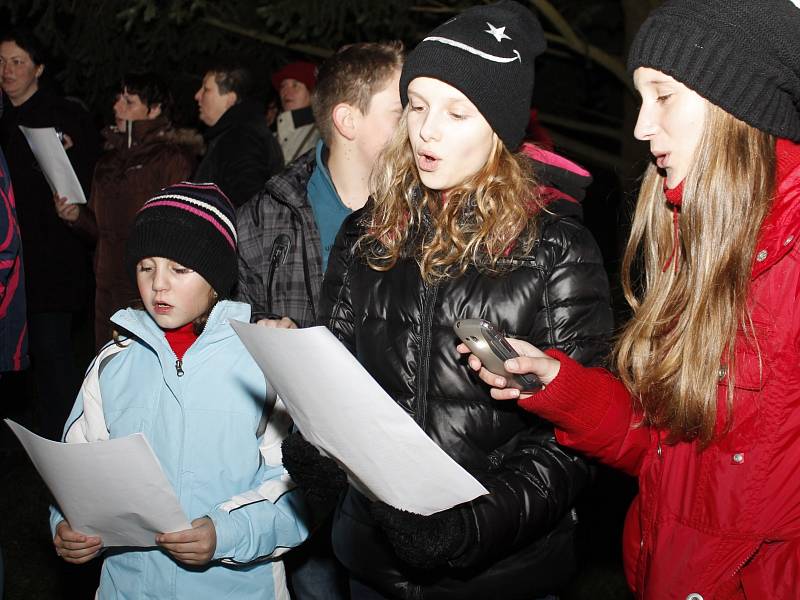 Přibližně stovka lidí od těch nejmenších po jejich babičky a dědy si přišla zazpívat koledy k vánočnímu stromu před kostelem svatého Josefa v Jevišovicích.