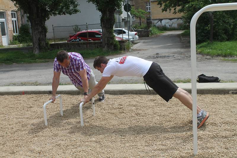 Nové znojemské street workoutové hřiště, které vzniklo pod širým nebem v Kolonce, ve vnitrobloku ulic Pražská a Slovenská. Vyzkoušet si jej přišli sportovci i představitelé radnice.