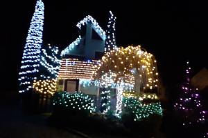 Osvětlený dům v Únanově nedaleko Znojma těšil místní i přespolení také 1. ledna.
