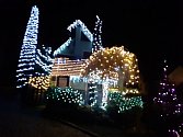 Osvětlený dům v Únanově nedaleko Znojma těšil místní i přespolení také 1. ledna.