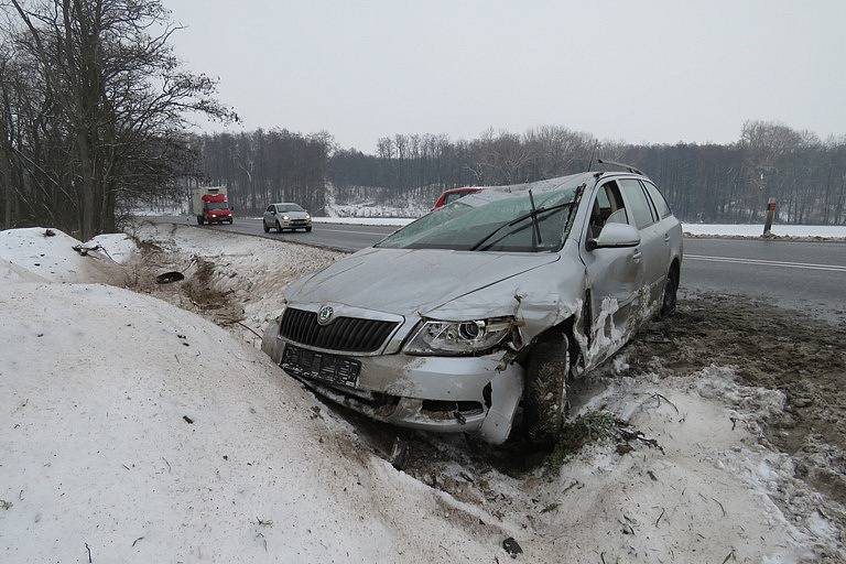 Řidič Škody Octavia dostal na rozbředlém sněhu smyk a s autem skončil nedaleko Lechovic v příkopu.