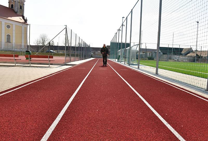 Multifunkční sportovní areál v sousedství základní školy v Hevlíně. Na snímku místostarosta Václav Čaj