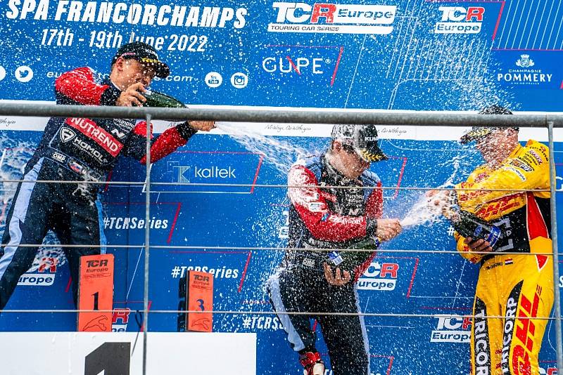 Mladý pilot ze Znojemska Jáchym Galáš dosáhl svého prvního triumfu v sérii TCR Europe na slavém okruhu ve Spa Francochamps.