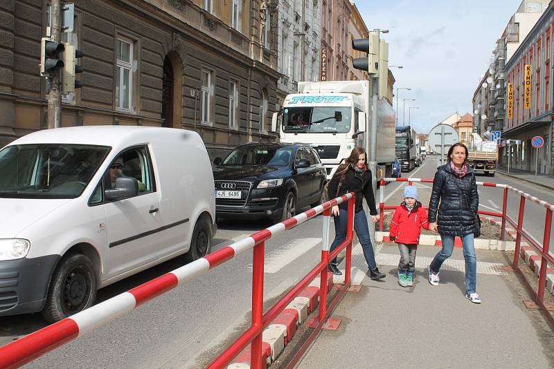 Znojmo se v pondělí proměnilo ve velký dopravní špunt. Kvůli opravám a uzavírkám se ve městě tvořily dlouhé kolony.