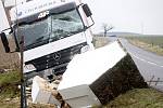 Nehoda nákladní auta na silnici mezi Znojmem a Hlubokými Mašůvkami. Kamion rozboural kapličku.