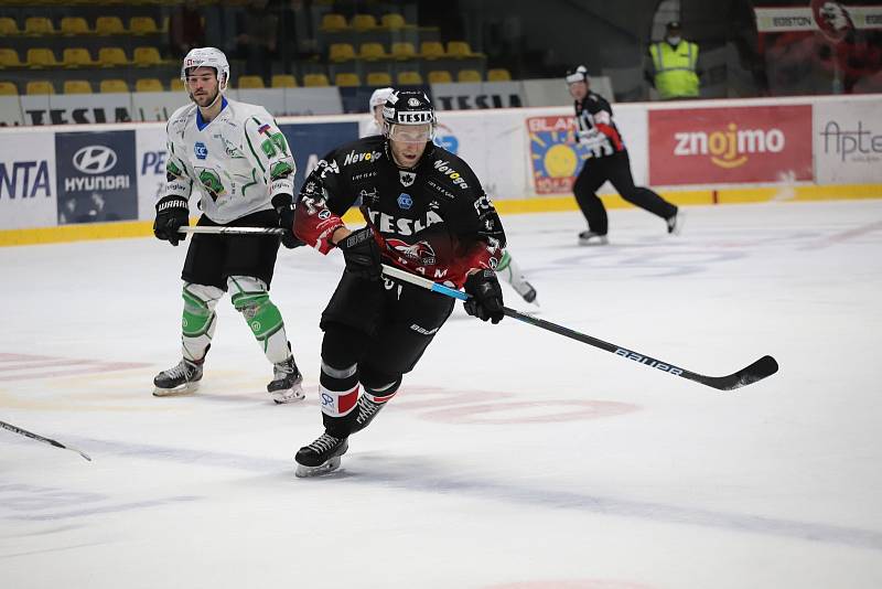 Hokejisté Znojma (černí) přivítali v 18. kole ICEHL na domácím ledě celek Lublaně.