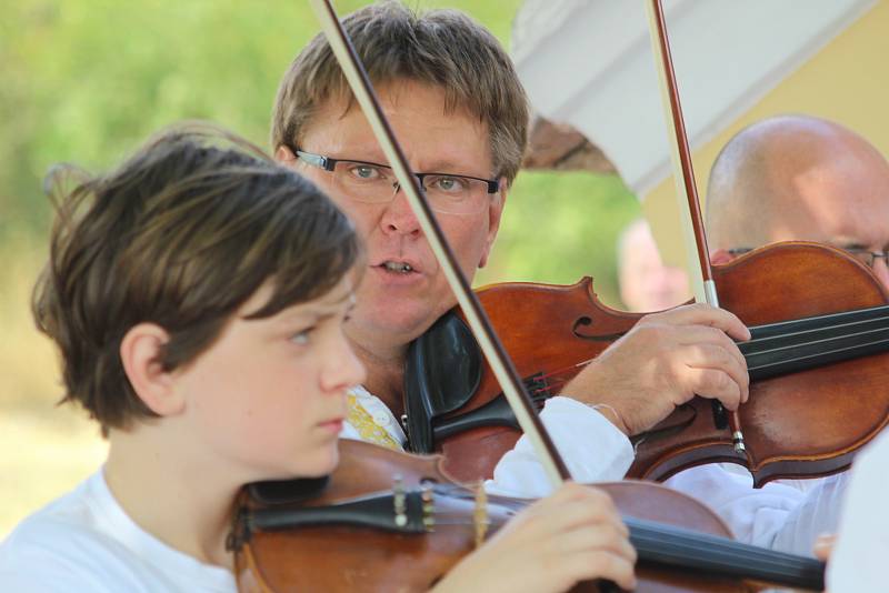 K tradičnímu posezení a pikniku bez hranic zahrála v rámci 13. ročníku Hudebního festivalu Znojmo na rakouském Heiligersteinu Cimbálová muzika Antonína Stehlíka.