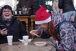 Na Štědrý den dopoledne nalévali dobrovolníci ve Znojmě polévku. Dobrovolné příspěvky pomohly chudým dětem.
