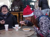 Na Štědrý den dopoledne nalévali dobrovolníci ve Znojmě polévku. Dobrovolné příspěvky pomohly chudým dětem.