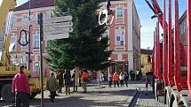 Masarykovo náměstí ve Znojmě ozdobil ve středu dvanáctimetrový vánoční strom. Adventní trhy a program začnou třetího prosince.
