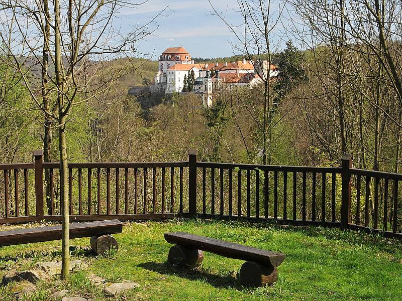 Vyhlídka Tanečnice, která nabízí zajímavý pohled na vranovský zámek, byla součástí budovaného lesoparku v blízkosti zámku. 