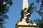 Obelisk nad Ledovými slujemi byl postaven roku 1860 Okrašlovacím spolkem ve Vranově na počest hraběnky Heleny z Mniszku, která se zasloužila o zpřístupnění Ledových slují. 