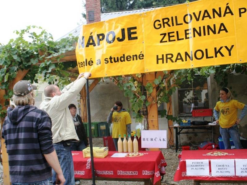 Kromě burčáku mohli lidé v Louckém klášteře v jednom ze štukových sálů ochutnat i víno.