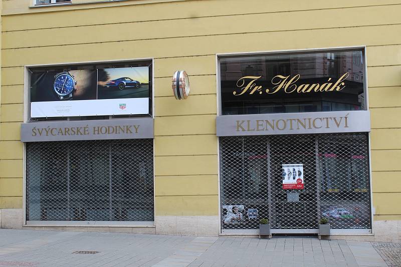 Zavřené klenotnictví v Rašínově ulici v historickém centru Brna, 13. března 2021