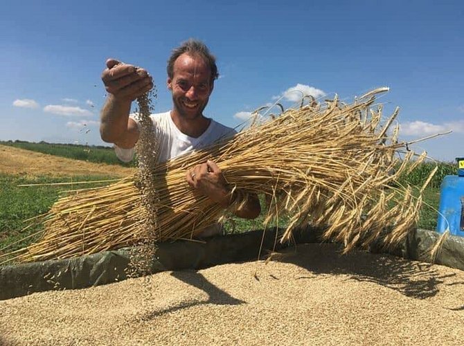 Libor Kožnar (na snímku) hospodaří na 11 hektarech v Šanově na Znojemsku. Pěstuje bio zeleninu, vysazuje větrolamy a dělá i kurzy pečení chleba.
