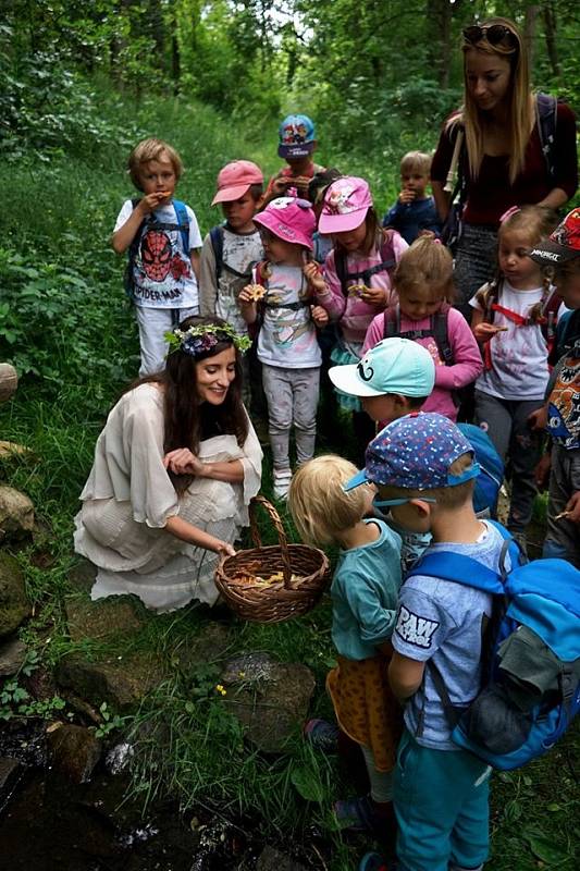 Děti ze Svatojánku oslavily svůj den. Osvobodily Studánkovou vílu.