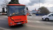 Se zesnulým kolegou se řidiči autobusů ve Znojmě rozloučili autobusovou jízdou s jeho fotografií za sklem a nápisem Sbohem Tondo.