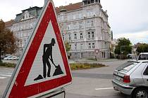 Dopravní značky na náměstí Republiky ve Znojmě informují řidiče o omezeních, která začnou platit od pondělí.