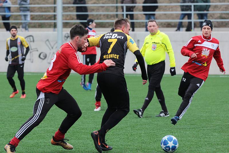 Fotbalisté divizních Tasovic (v černém) prohráli v sobotu předposlední přípravný zápas s Velkým Meziříčím 3:3.