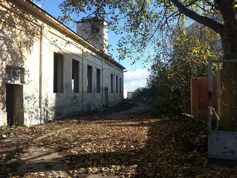 Areál bývalých jatek ve Znojmě před demolicí budov.