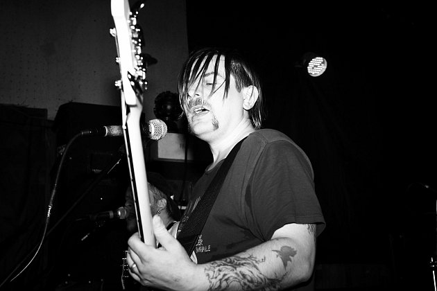 Jiří Gombár mimo natáčení videí hraje i na baskytaru s kapelách Beach Bum a Thrashsurf.