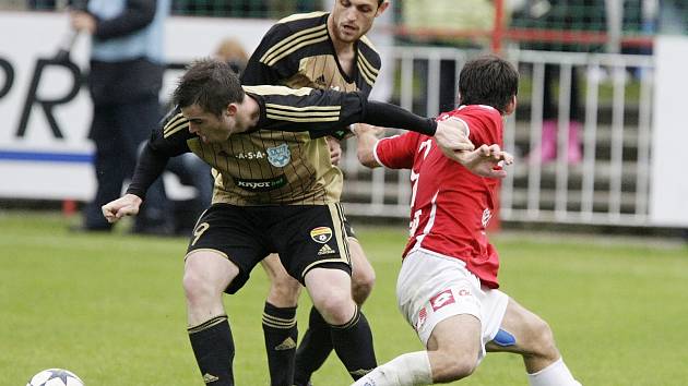 Fotbalové utkání Fotbalové národní ligy mezi FK Pardubice (v červeném) a 1. SC Znojmo Fotbalový klub (v zelenozlatém) na hřišti pod Vinicí v Pardubicích.