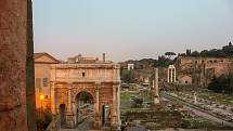 Pohled z Kapitolinských muzeí na slavné Forum Romanum.