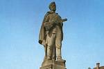 Pomník Rudoarmějce na náměstí Míru, dnes TGM, stával v Moravském Krumlově. Po roce 1991 jej vedení města odstranilo. „Byla to špatná reminiscence na to, že město bylo Sověty zbytečně bombardováno v noci na 8. května 1945,“ konstatoval historik Jiří Kacetl
