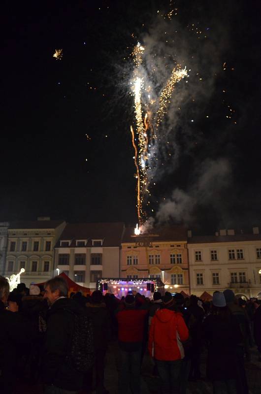 Několik stovek lidí přišlo přivítat začátek roku 2013 na Horní náměstí ve Znojmě. Po půlnoci rozzářil oblohu slavnostní ohňostroj. Slavnostní novoroční ohňostroj mohli tradičně sledovat i lidé v Miroslavi na Znojemsku.