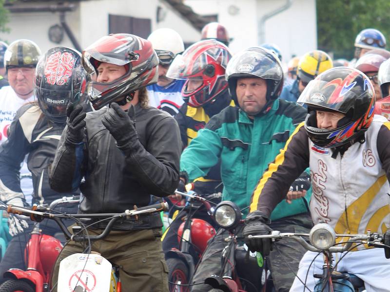 V Rozkoši se o víkendu sešly desítky majitelů mopedů.