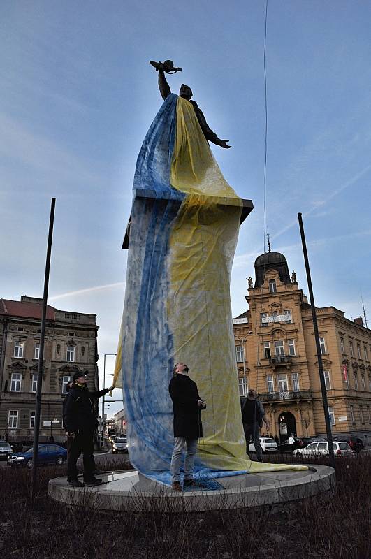 Protest proti válce dali najevo obyvatelé Znojma. Sochu rudoarmějce na Mariánském náměstí zahalili do barev Ukrajiny.