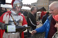Svatý Martin přivezl na svůj svátek do centra Znojma mladá vína k požehnání a ochutnání. Archivní foto