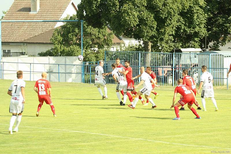 Fotbalisté Tasovic (v bílém) podlehli v předkole MOL Cupu Startu Brno 0:1.