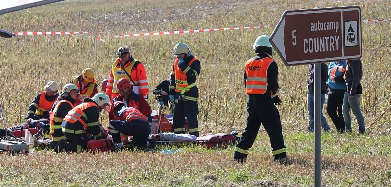 Velké cvičení jednotek IZS zažilo Znojemsko o prvním říjnovém dni. Na silnici číslo I/38 mezi Znojmem a Olbramkostelem byla simulovaná nehoda autobusu, dodávky a osobnmho auta s velkým počtem zraněných a také dvěma mrtvými.