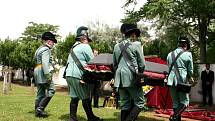 Pohřeb ostatků napoleonských vojáků. 