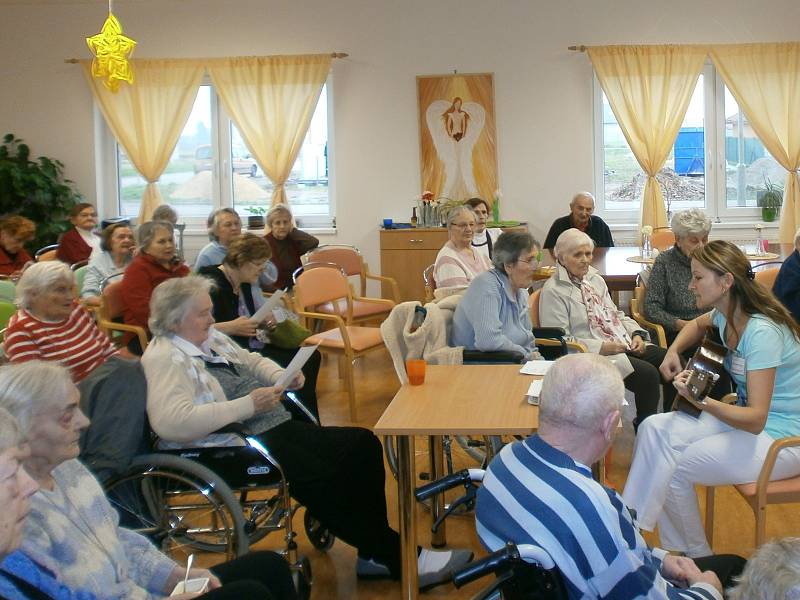 Klienti Domova seniorů v Šanově na Znojemsku při zpívání koled.