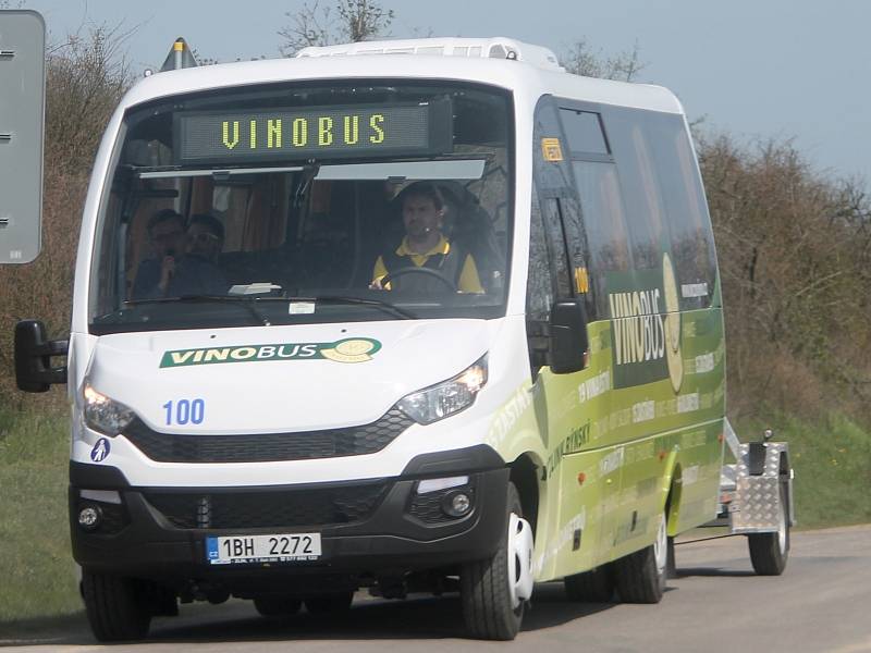 V sobotu 2. dubna 2016 vyrazil na trasu s turisty nový Vinobus VOC Znojmo. Vůbec poprvé.