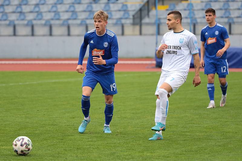 Znojemští fotbalisté (v bílém) podlehli poslední dubnovou středu na domácím pažitu Sigmě Olomouc B 1:4.