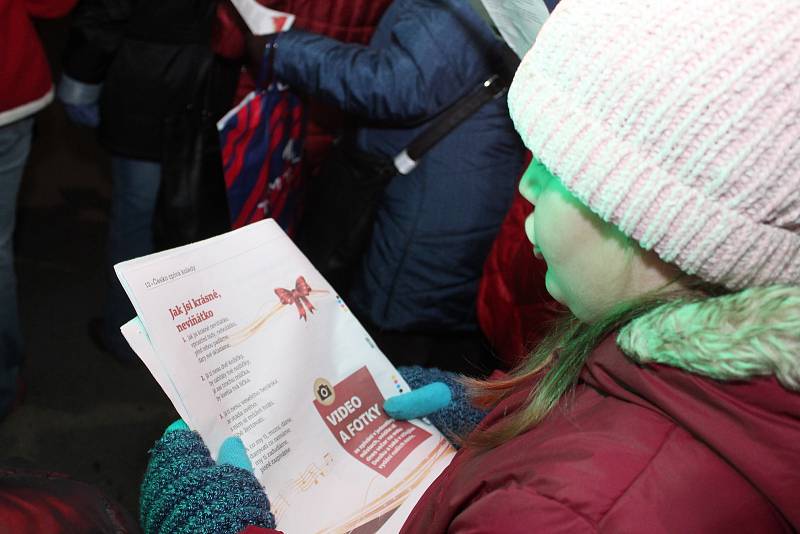 Obyvatelé Kravska se letos do akce Česko zpívá koledy zapojili poprvé. Zpívalo jich asi semdesát. Malých i velkých.