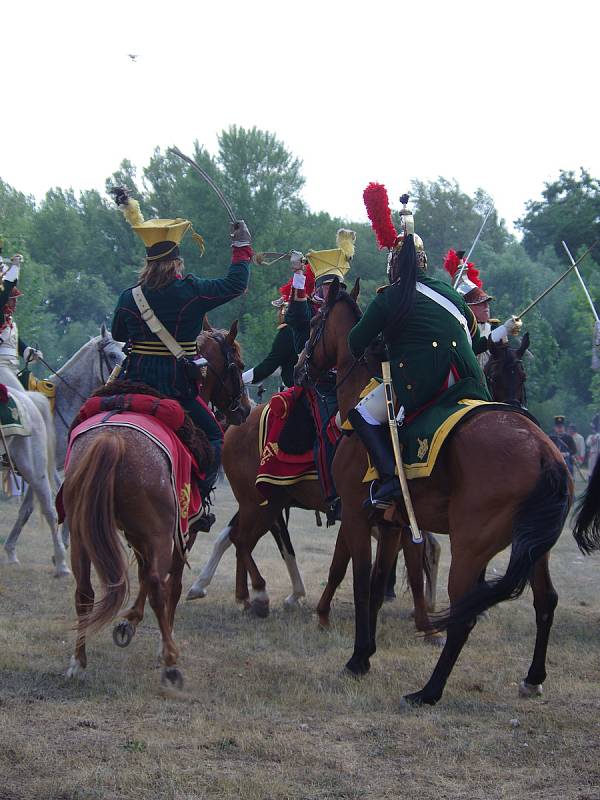 Na tři sta příznivců vojenské historie v rakouských a francouzských uniformách předvedlo ukázky z napoleonské bitvy u Znojma v roce 1809.