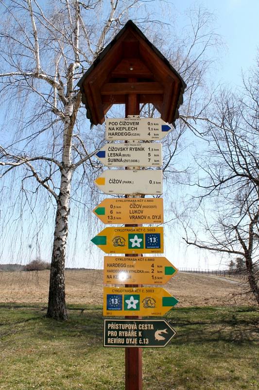 U Čížova na hranici Národního parku Podyjí se dochovalo tři sta metrů drátěného zátarasu s pozorovatelnou, kterou za komunismu využívala pohraniční stráž k ostraze stání hranice Československa. Jde o jediný původní úsek železné opony v zemi.