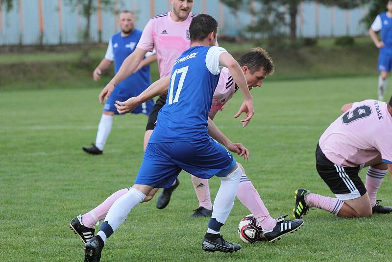 Fotbalisté Pavlic (v modrých dresech) podlehli v sobotu na domácí půdě v přátelském klání Práčím 3:4