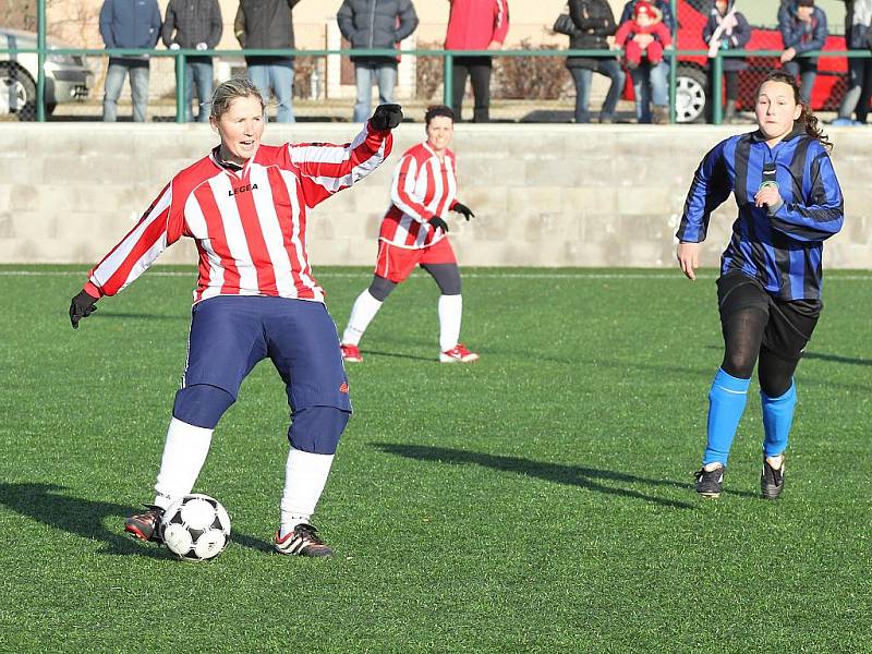 Fotbalistky Jevišovic a Tasovic si užily silvestrovský zápas.