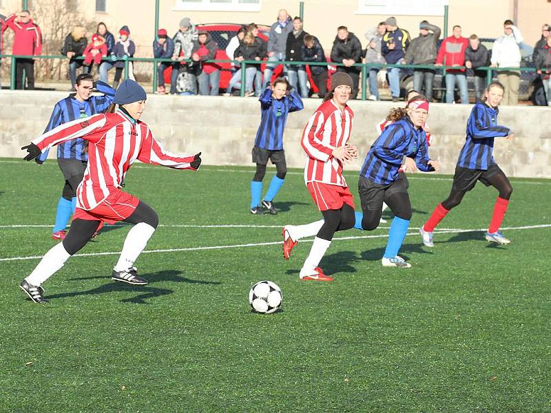 Fotbalistky Jevišovic a Tasovic si užily silvestrovský zápas.