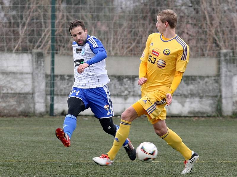 Fotbalisté Znojma (v modrobílém) podlehli Jihlavě 1:4.