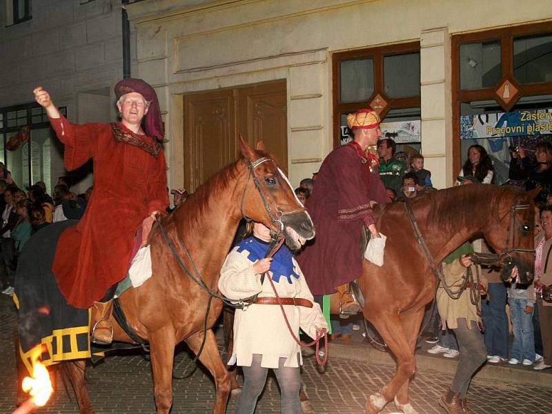 Noční průvod si v první den Znojemského historického vinobraní nenechaly ujít tisíce lidí.