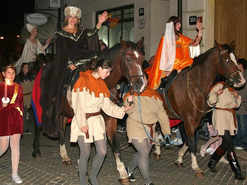 Noční průvod si v první den Znojemského historického vinobraní nenechaly ujít tisíce lidí.